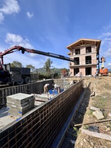 Vista del edificio y la piscina del Hotel Maiola con el encofrado a la vista