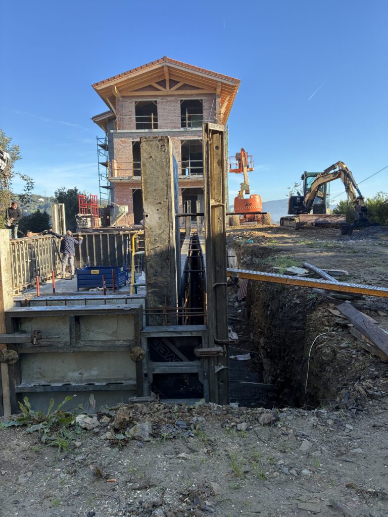 Estructura del hotel y piscina en proceso de encofrado con sistemas Iguazuri.
