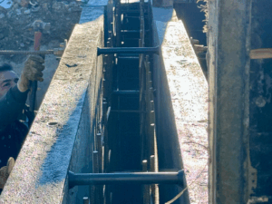 Muro de Encofrados Iguazuri con el sistema RivePipe instalado en las varillas