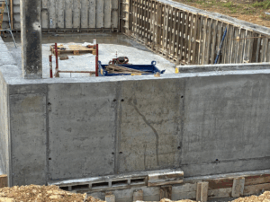 Imagen de los orificios finales tras el hormigonado del muro de encofrado que se sellan con RiveStop