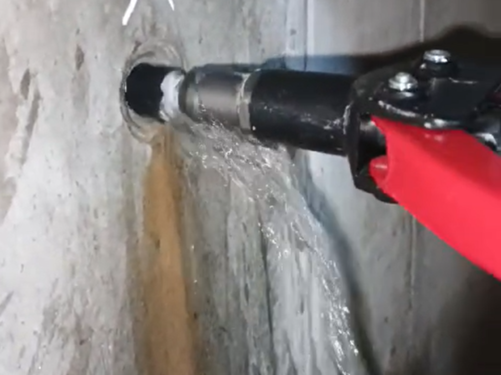 Sellado de orificio de un muro de encofrado con salida de agua con el sistema RiveStop