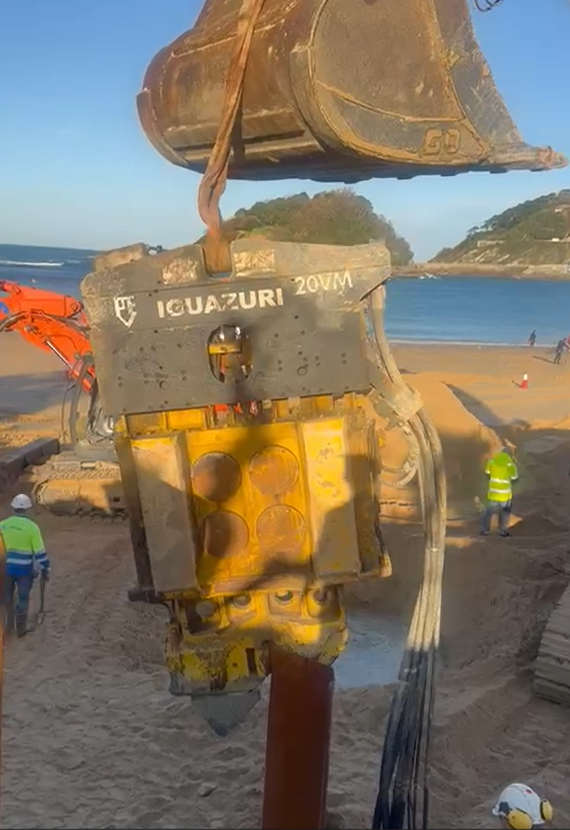 El martillo vibrador de Iguazuri hincando una tablestaca