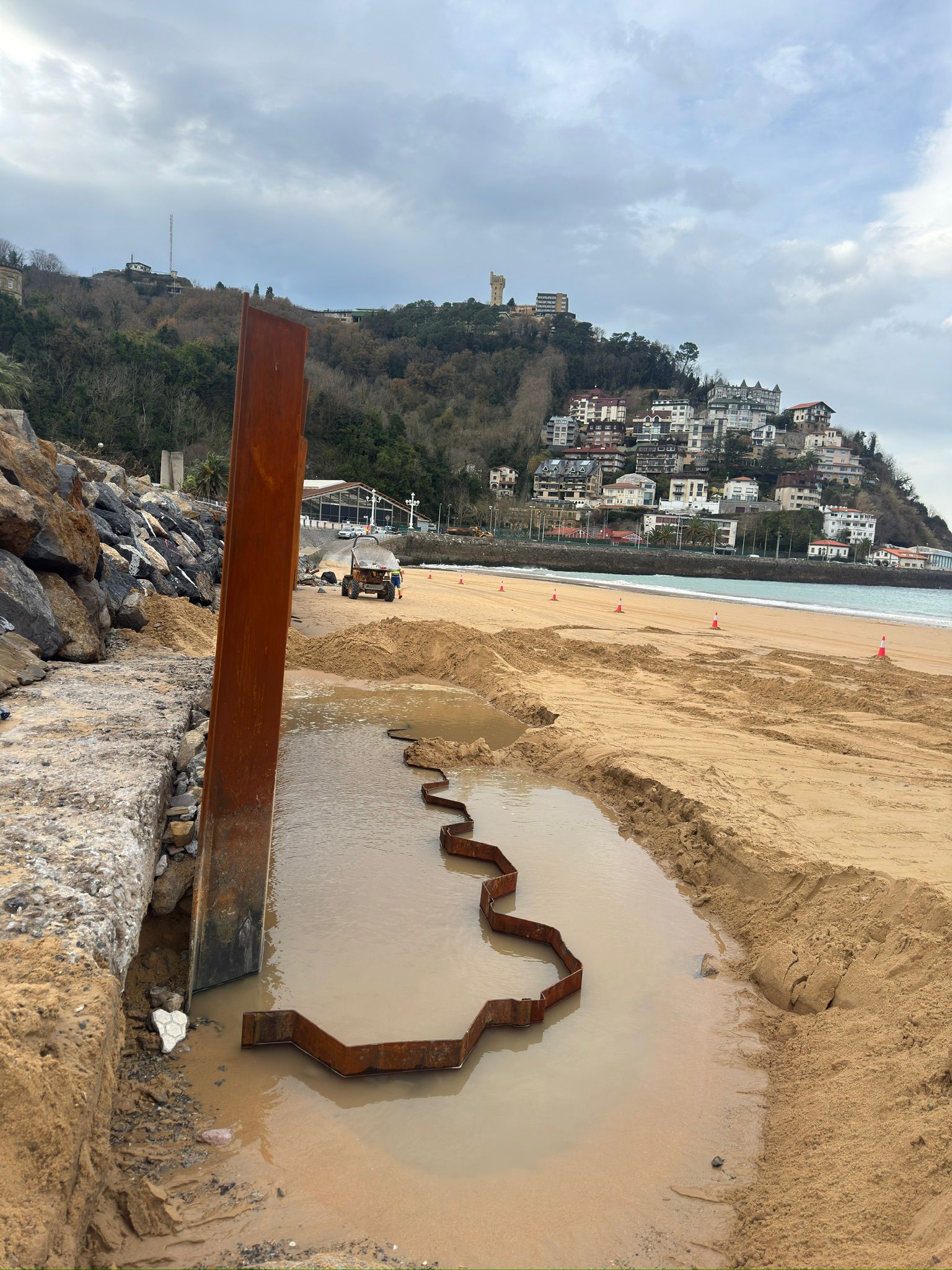 Proceso de hincado de tablestacas en la playa de Ondarreta de Donostia