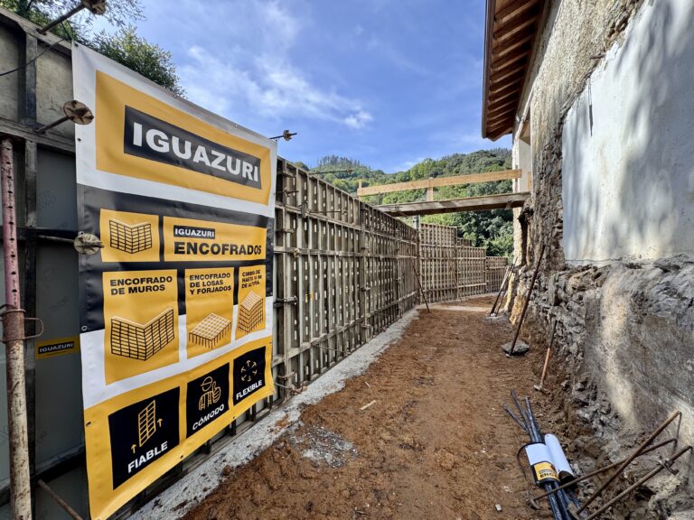 Encofrado de muros Wendler en la reconstrucción de un caserío en Albiztur