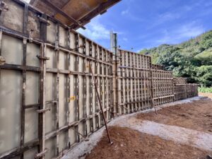 Muro perimetral ejecutado con encofrados Iguazuri en Albiztur