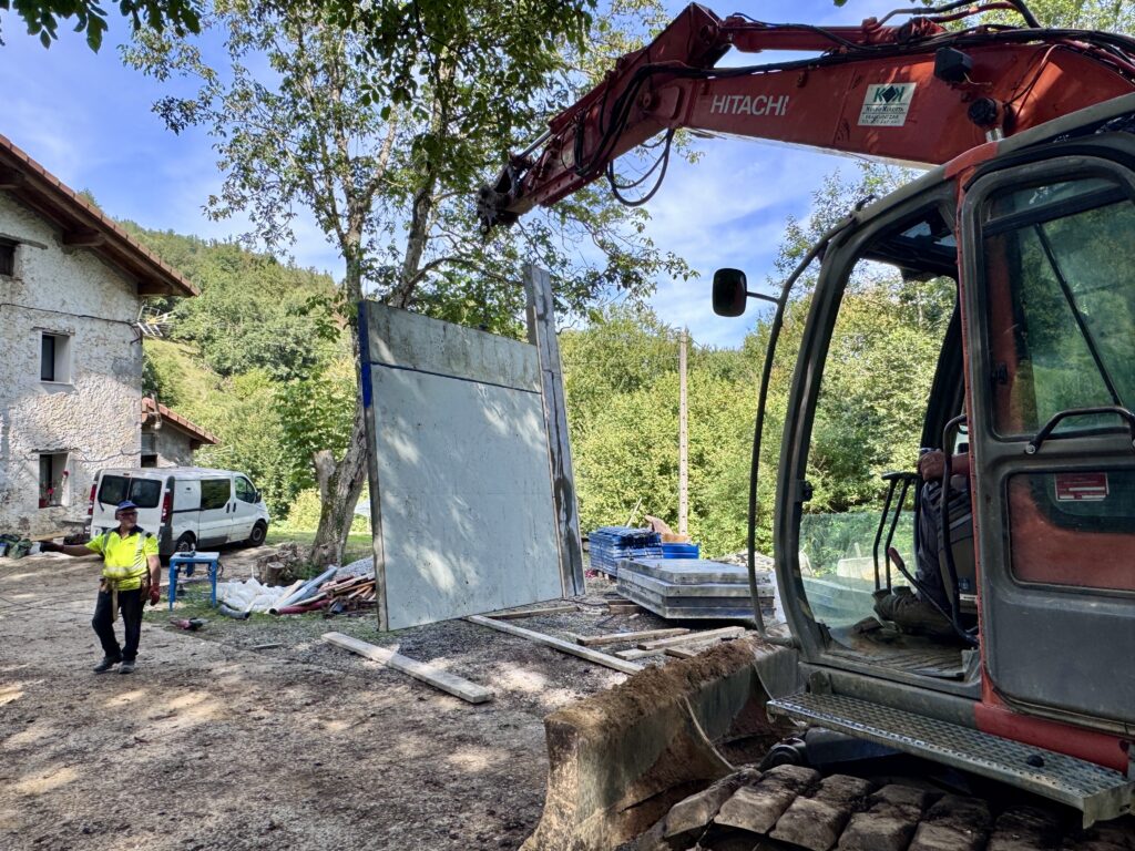 Obra en Albiztur con encofrados de muros de alta resistencia