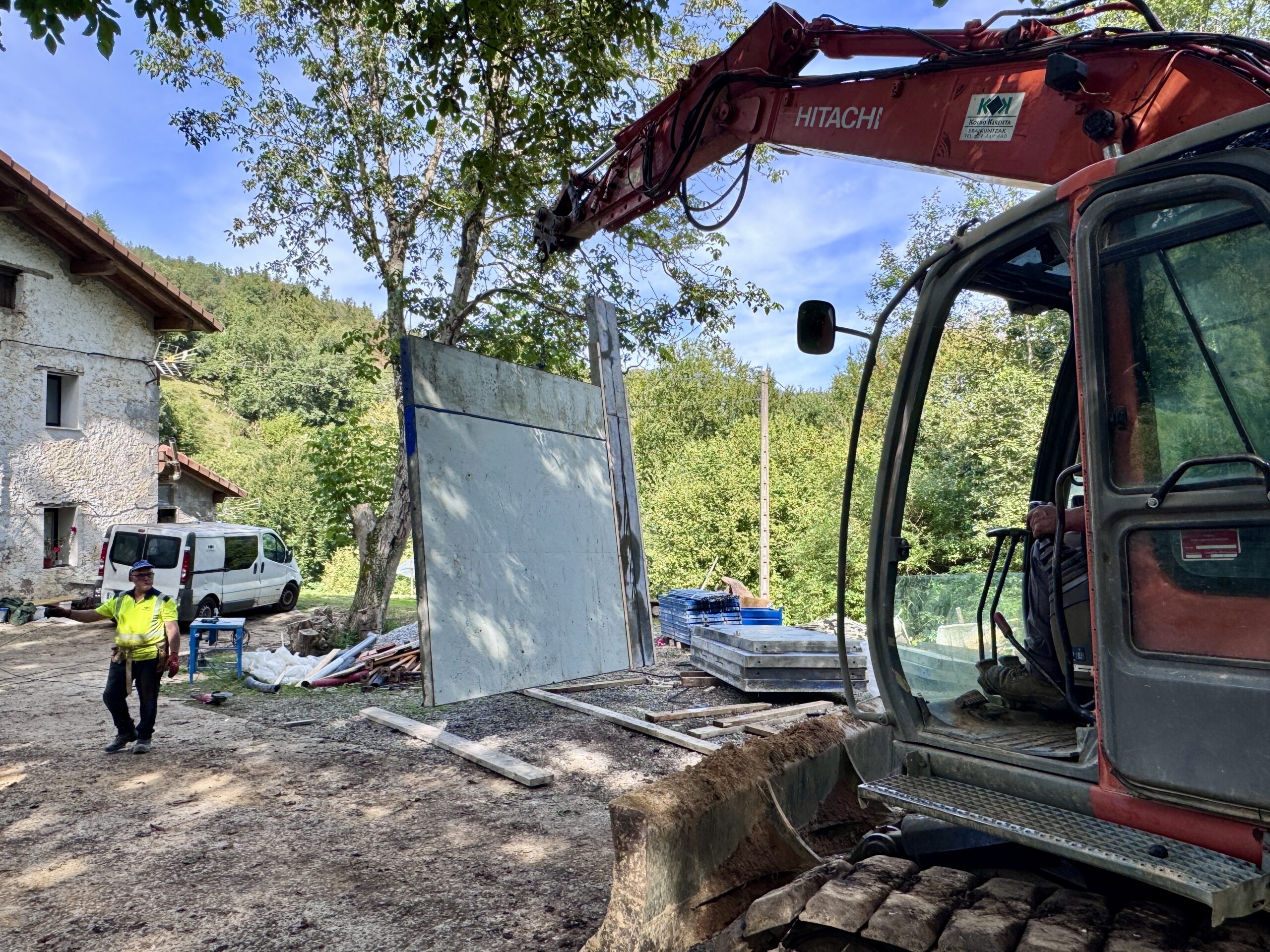 Obra en Albiztur con encofrados de muros de alta resistencia