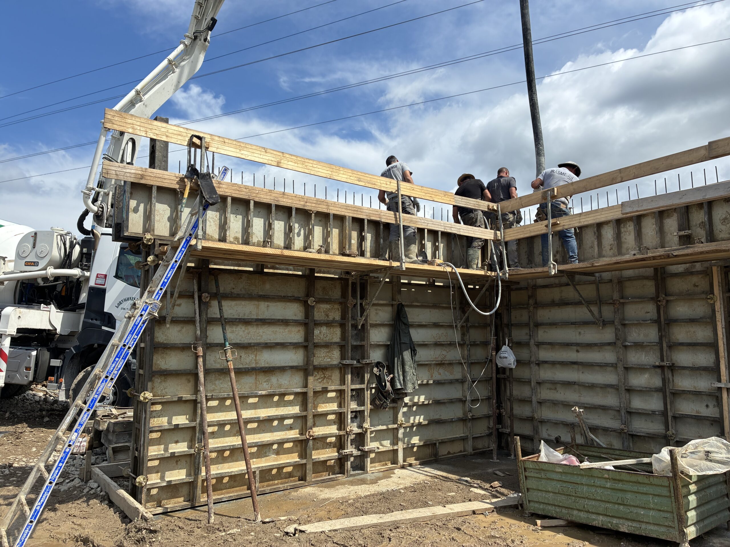 Operarios realizando trabajos en los muros de encofrado Iguazuri en las villas bifamiliares de Irún