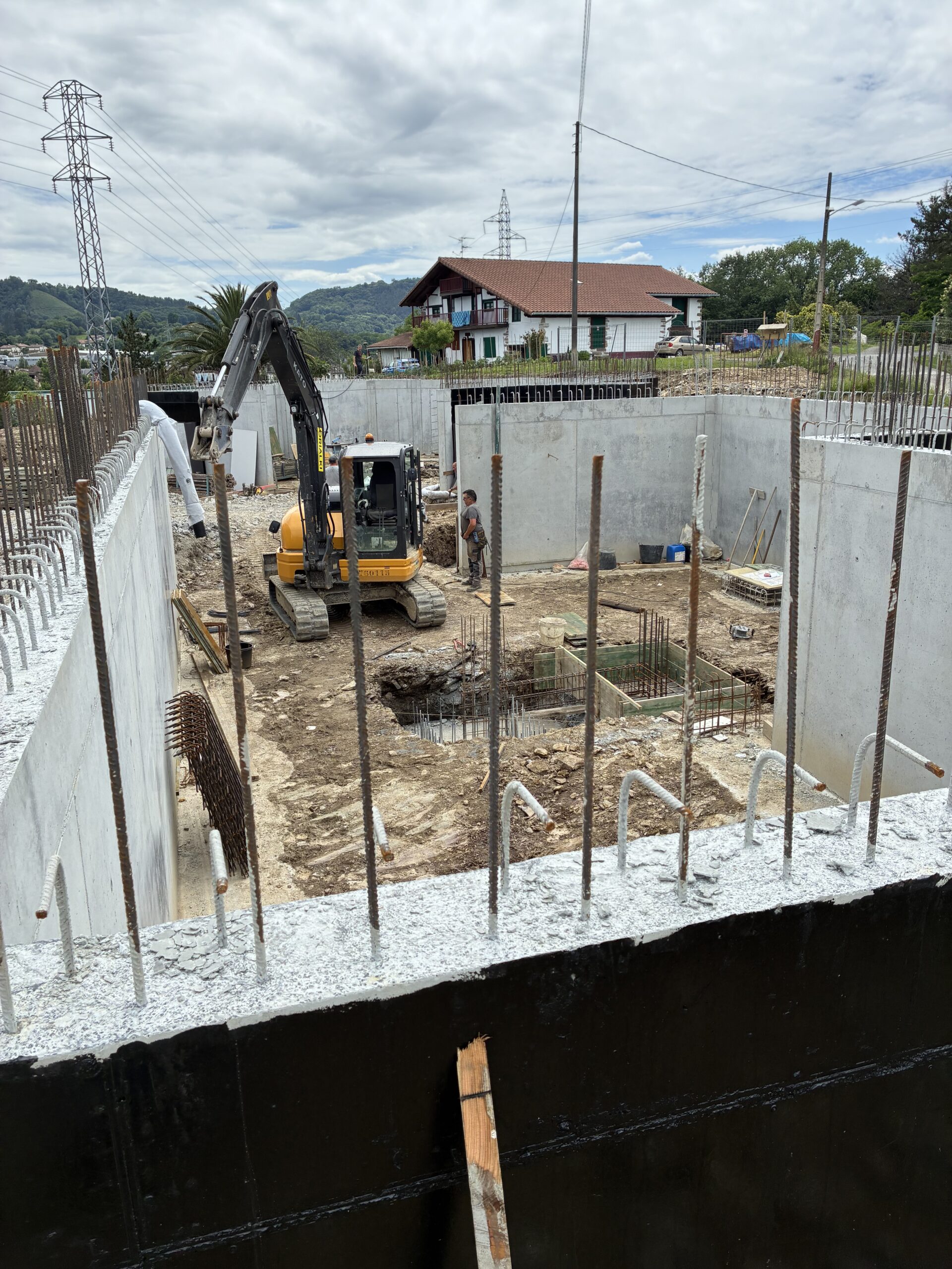 Vista de los muros de encofrados Iguazuri en las villas bifamiliares de Irún