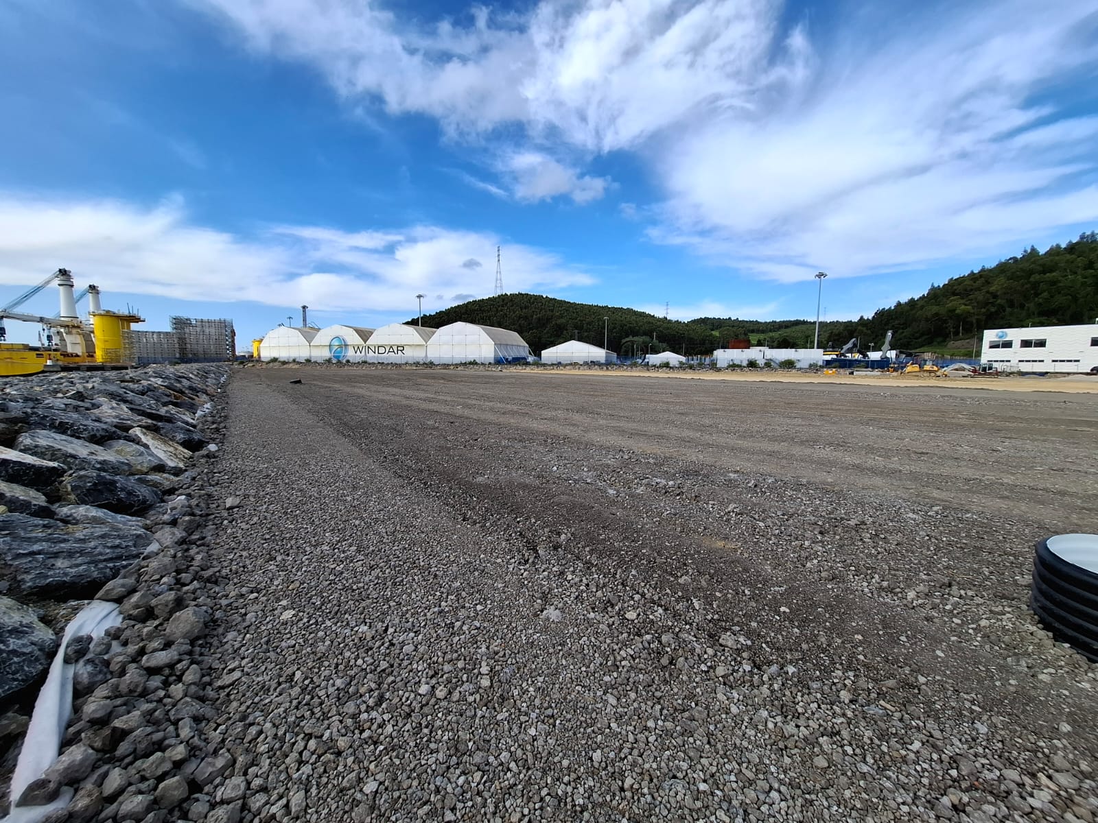Zona nueva del puerto de Avilés ganado al agua gracias a las tablestacas de Iguazuri