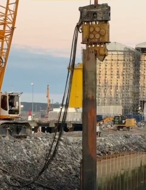 Imagen de una vibrohincadora de iguazuri hincando una tablestaca en el Puerto de Avilés