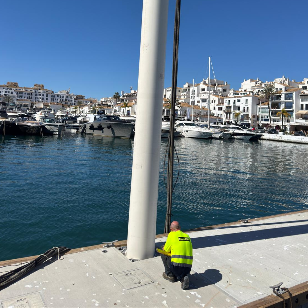 Puerto banús confía en Iguazuri para el hincado de pilotes para el anclaje de los pantalanes