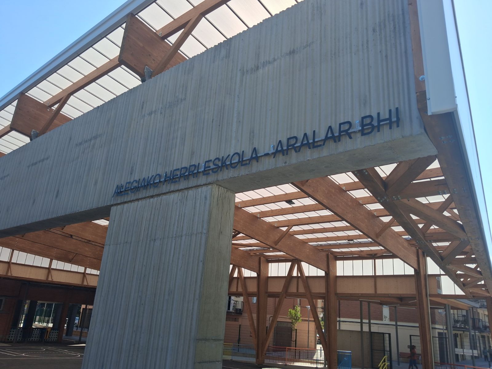 Cubierta finalizada para el patio del colegio San Juan de Alegia